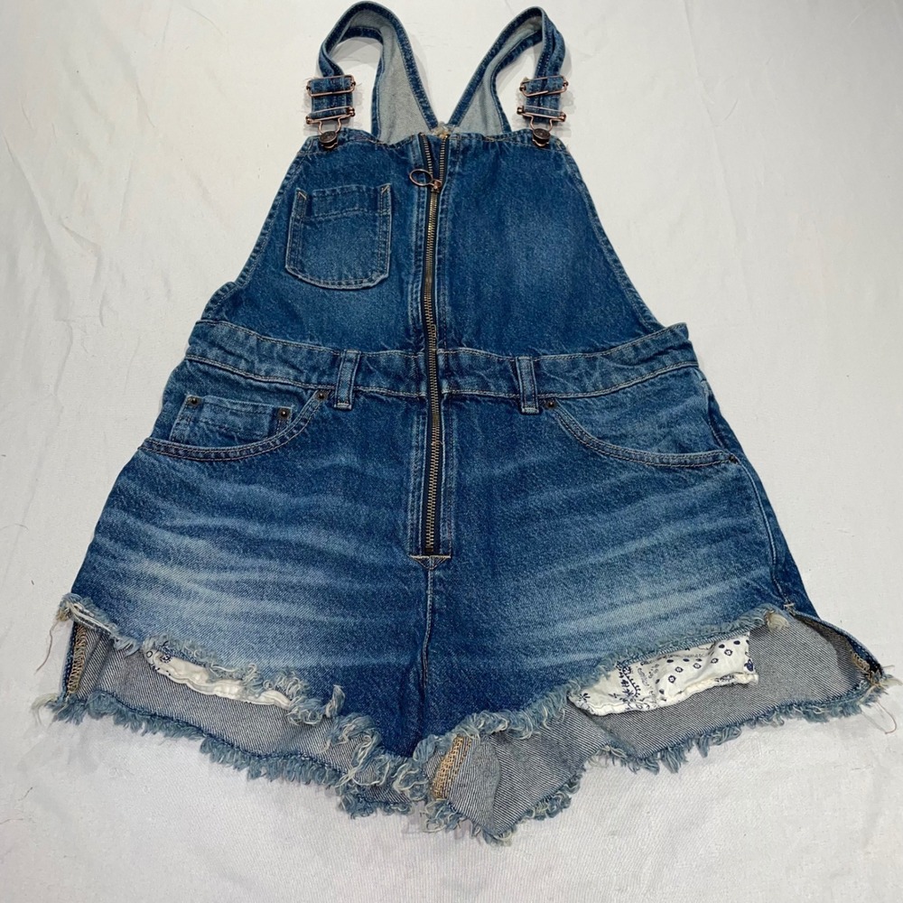 Free People We The Free Blue Denim Shortalls Zip Front Raw Hem Size 6 OB1084391